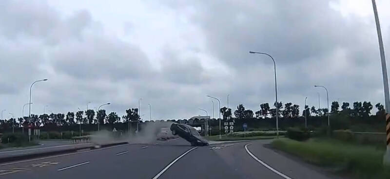 拒絕警方攔檢的黑色BMW轎車,從安定交流道北向出口匝道高速穿越市道178線,一度只有前輪著地。(myway0715提供) 拒絕警方攔檢的黑色BMW轎車,從安定交流道北向出口匝道高速穿越市道178線,一度只有前輪著地。(myway0715提供)