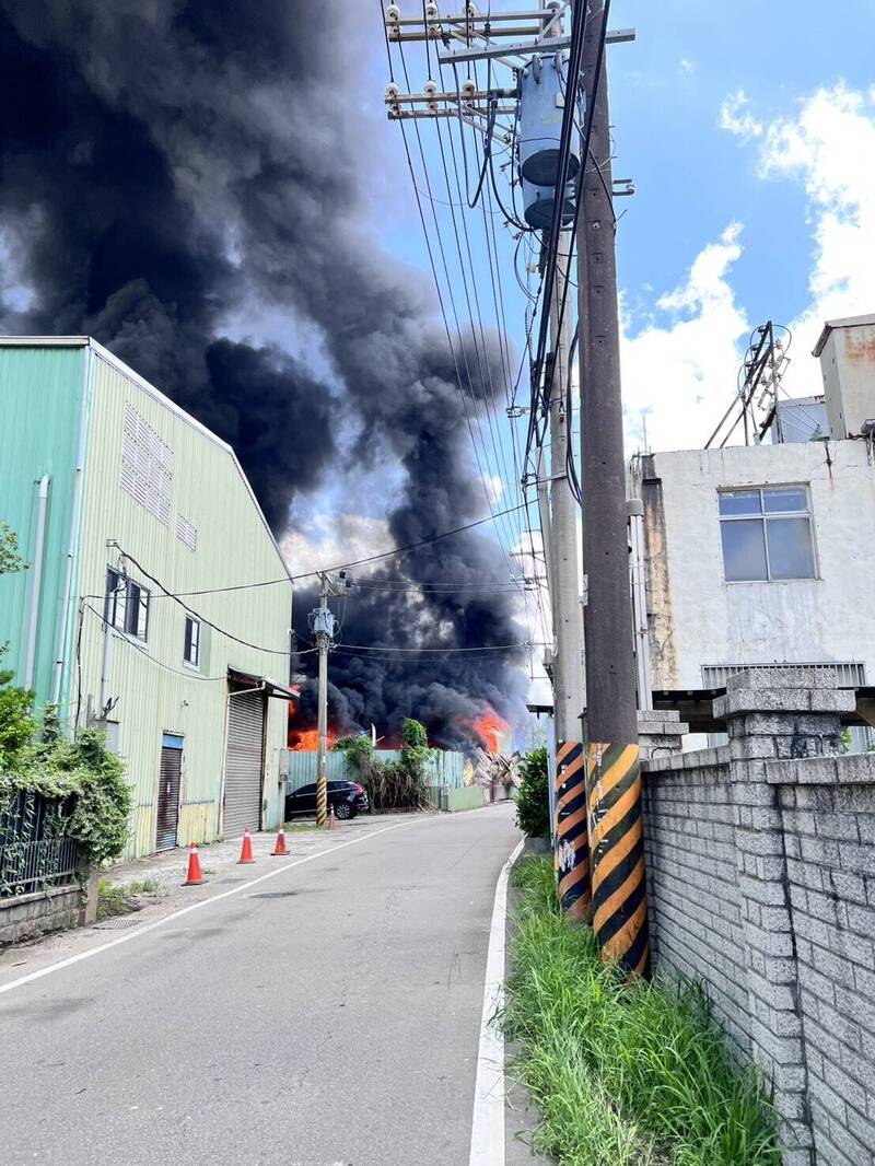 桃園市平鎮區興隆路一間資源回收廠，中午不明原因起火，全面燃燒，消防現仍持續撲滅殘火，火災發生原因還待調查釐清。（記者黃政嘉翻攝）