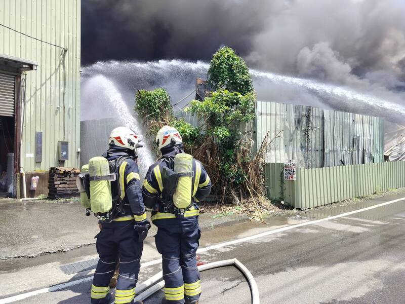 桃園市平鎮區興隆路一間資源回收廠，中午不明原因起火，全面燃燒，消防現仍持續撲滅殘火，火災發生原因還待調查釐清。（記者黃政嘉翻攝）