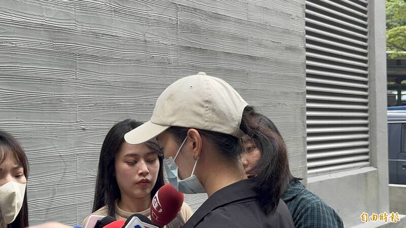 谷女妹妹向媒體表示,劉男之前就曾持刀到姊姊住處樓下恐嚇。(記者鄭景議攝) 谷女妹妹向媒體表示,劉男之前就曾持刀到姊姊住處樓下恐嚇。(記者鄭景議攝)