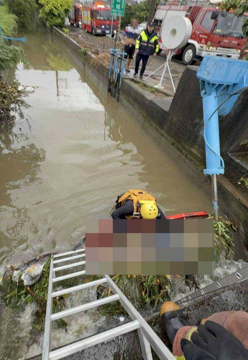 消防人員將婦人打撈上岸但已無氣息。（圖由消防局提供）