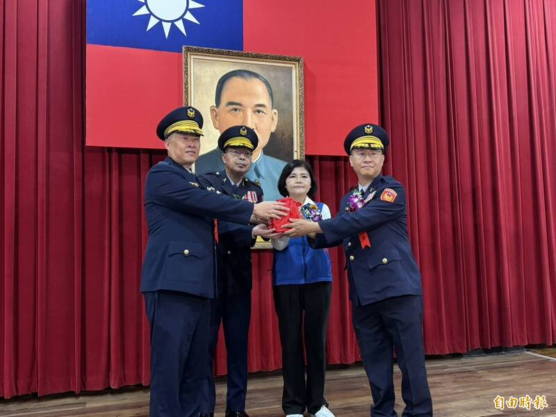 卸任局長李建民（左起）在警政署警政委員李安淳、雲林縣長張麗善見證下，將印信交給新任局長黃富村。（記者李文德攝）