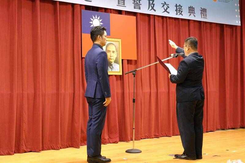 北市今舉辦114學年度高中以下學校連任、轉任、新任校(園)長布達、宣誓及交接典禮。圖為敦化國中轉任陳澤民校長宣誓。(教育局提供) 北市今舉辦114學年度高中以下學校連任、轉任、新任校(園)長布達、宣誓及交接典禮。圖為敦化國中轉任陳澤民校長宣誓。(教育局提供)