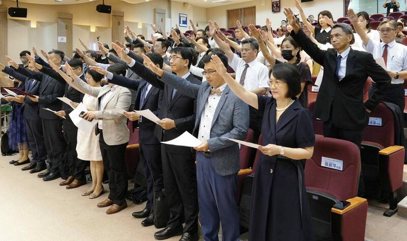 北市今舉辦114學年度高中以下學校連任、轉任、新任校(園)長布達、宣誓及交接典禮。(教育局提供) 北市今舉辦114學年度高中以下學校連任、轉任、新任校(園)長布達、宣誓及交接典禮。(教育局提供)
