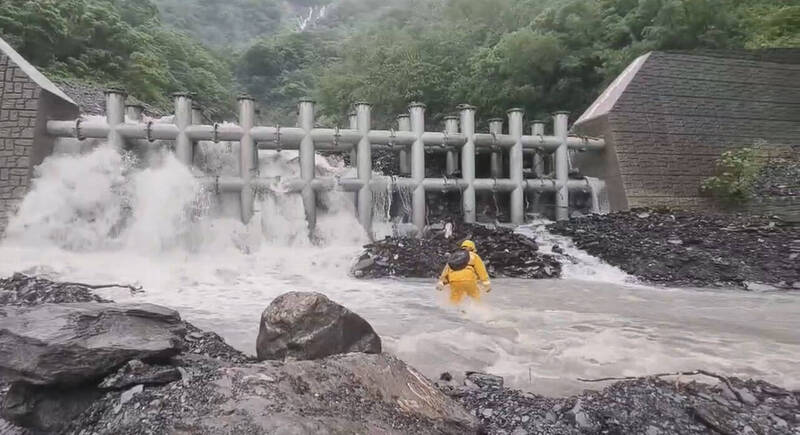 屏縣霧台鄉長巴正義冒險涉溪送藥。（霧台鄉長巴正義提供）