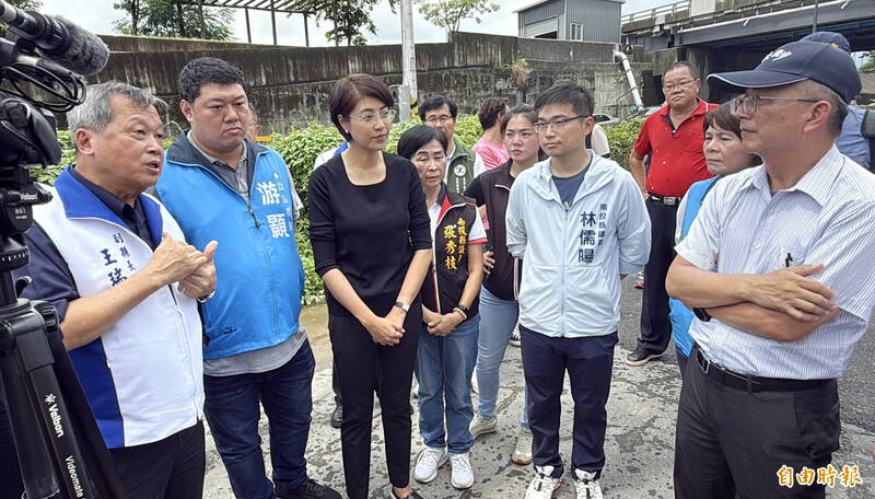 水利署副署長(前排右1),聽取南投縣副縣長王瑞德(左1)、縣長許淑華(左3) 、立委游顥(左2)等人的建議。(記者陳鳳麗攝) 水利署副署長(前排右1),聽取南投縣副縣長王瑞德(左1)、縣長許淑華(左3) 、立委游顥(左2)等人的建議。(記者陳鳳麗攝)