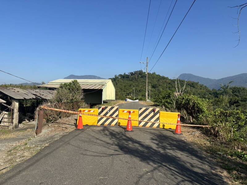 台南東山區東原2號橋因去年颱風及近期豪雨溪水沖刷,致使橋墩基礎部分掏空,橋墩下陷位移,為維護安全,現場已吊放紐澤西護欄,緊急封閉橋樑通行。(南市農業局提供) 台南東山區東原2號橋因去年颱風及近期豪雨溪水沖刷,致使橋墩基礎部分掏空,橋墩下陷位移,為維護安全,現場已吊放紐澤西護欄,緊急封閉橋樑通行。(南市農業局提供)
