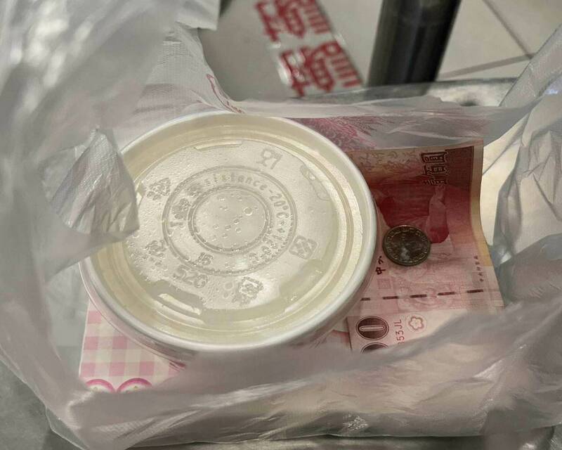 男子丟下105元也未取走餐點即離去。(業者提供) 男子丟下105元也未取走餐點即離去。(業者提供)