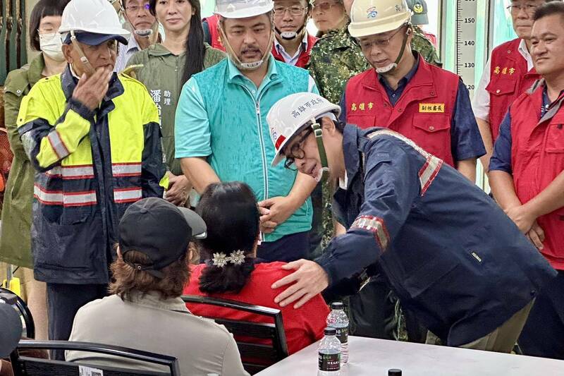 市長陳其邁探視山區居民。(高市社會局提供) 市長陳其邁探視山區居民。(高市社會局提供)