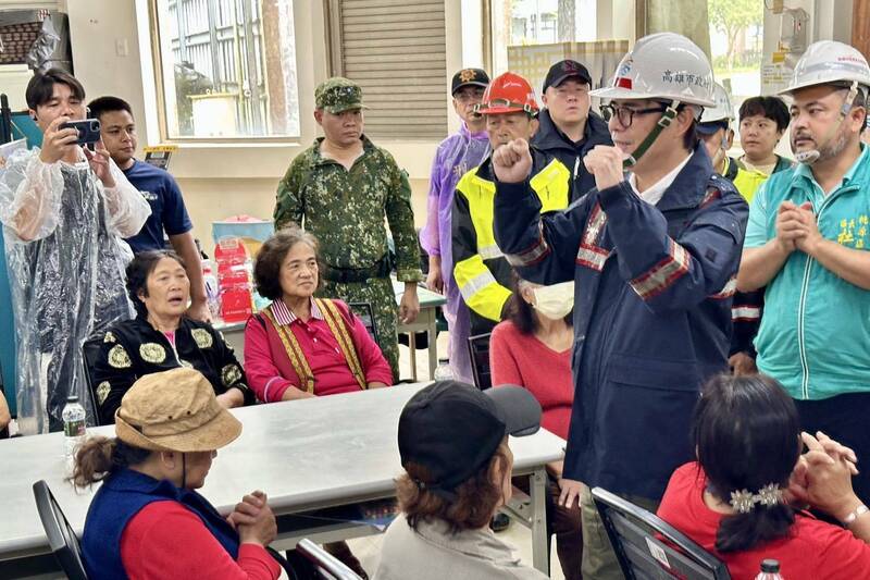 市長陳其邁前進山區探視居民。(高市社會局提供) 市長陳其邁前進山區探視居民。(高市社會局提供)