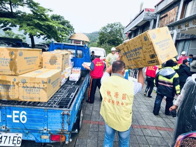 民間團體公私合作運補尿布等物資。(高市社會局提供) 民間團體公私合作運補尿布等物資。(高市社會局提供)