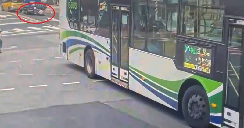 許姓女子騎車撞上小貨車車尾。（記者王冠仁翻攝）