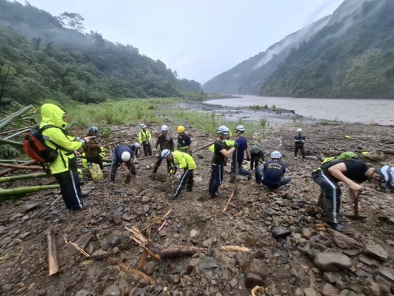 高雄山區下午四點又降下豪雨,救難人員被迫中斷任務。(民眾提供) 高雄山區下午四點又降下豪雨,救難人員被迫中斷任務。(民眾提供)