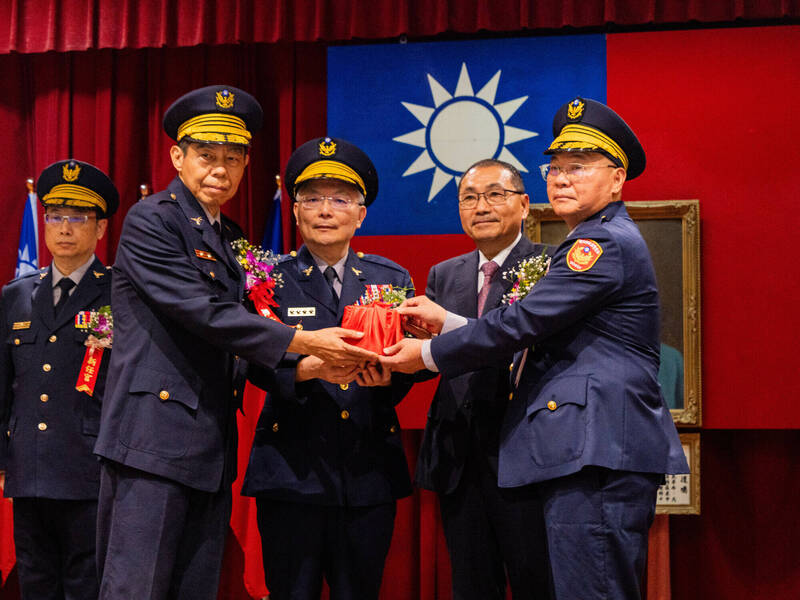 新北市警察局長及副局長、分局長今天交接,警政署長張榮興(前左2)、新北市長侯友宜(右2)共同監交,方仰寧(右1)接任新北市警察局長。(記者吳仁捷翻攝) 新北市警察局長及副局長、分局長今天交接,警政署長張榮興(前左2)、新北市長侯友宜(右2)共同監交,方仰寧(右1)接任新北市警察局長。(記者吳仁捷翻攝)