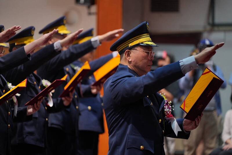 新北市警察局長及副局長、分局長今天交接,在警政署長張榮興、新北市長侯友宜共同監誓下,新任局長方仰寧率領聯合宣誓就職。(記者吳仁捷翻攝) 新北市警察局長及副局長、分局長今天交接,在警政署長張榮興、新北市長侯友宜共同監誓下,新任局長方仰寧率領聯合宣誓就職。(記者吳仁捷翻攝)