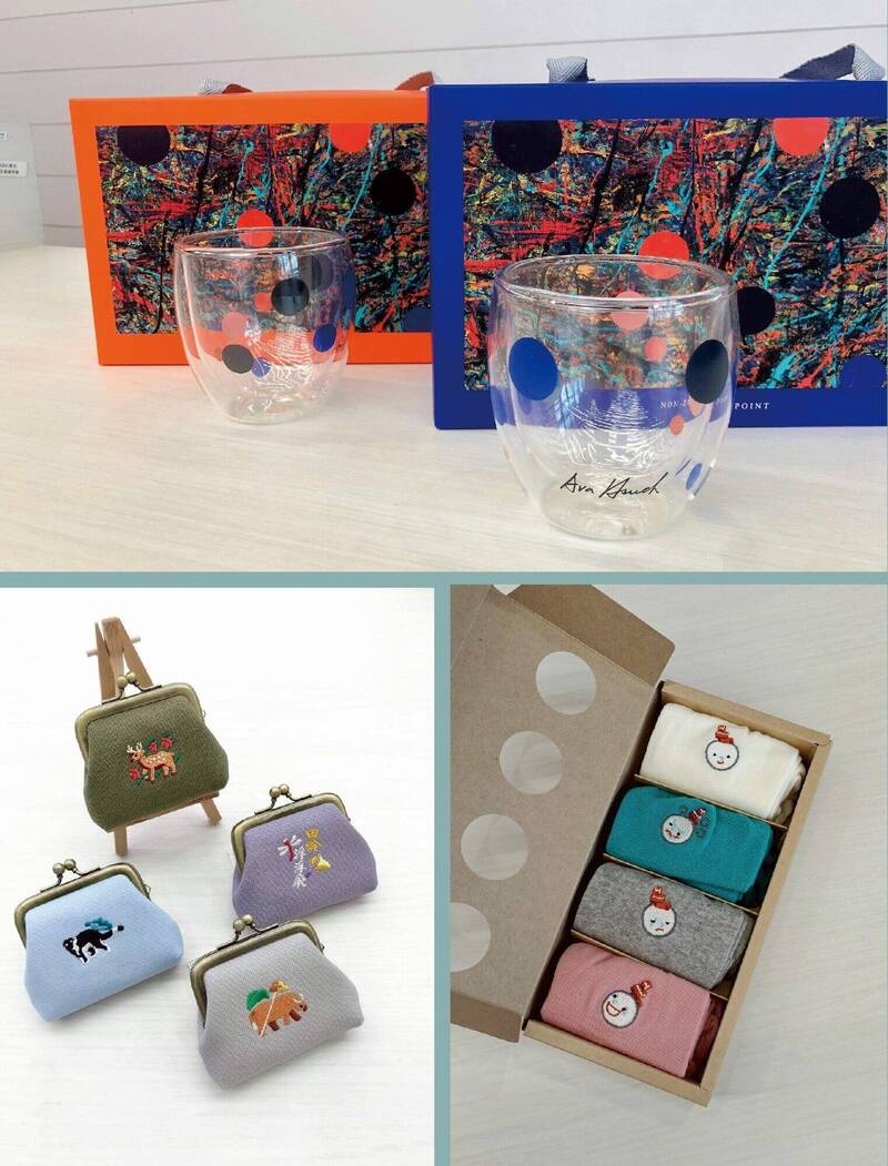 與娃同行展覽-國美館限定娃包專場提供抽獎文創小物,有對杯、襪組及口金包。(國美館提供) 與娃同行展覽-國美館限定娃包專場提供抽獎文創小物,有對杯、襪組及口金包。(國美館提供)