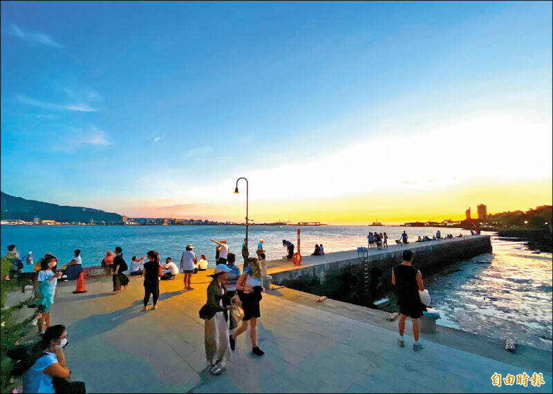 2024年國人國內旅遊2.2億旅次,支出首破5千億元,雙雙創新高。圖為遊客在淡水第一漁港欣賞夕照。(資料照) 2024年國人國內旅遊2.2億旅次,支出首破5千億元,雙雙創新高。圖為遊客在淡水第一漁港欣賞夕照。(資料照)