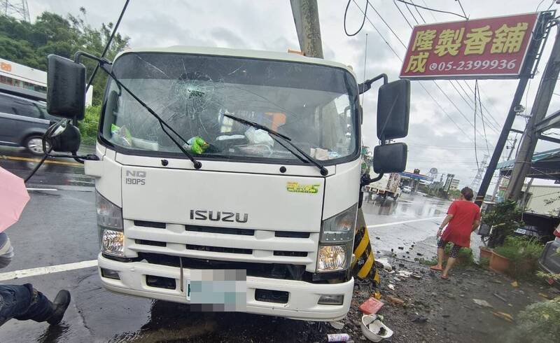 台18線22.5公里路段電線桿遭工程車衝撞。(民眾提供)(記者蔡宗勳攝) 台18線22.5公里路段電線桿遭工程車衝撞。(民眾提供)(記者蔡宗勳攝)