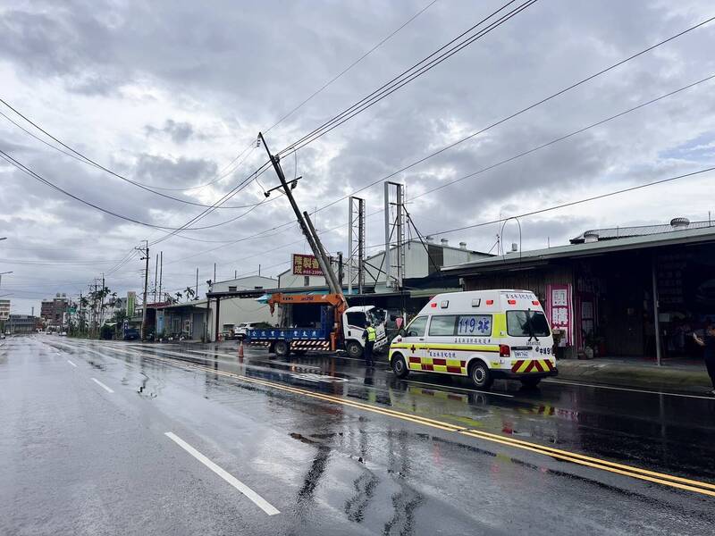 楊姓男子自撞電線桿受傷,由救護車送醫急救。(中埔警分局提供) 楊姓男子自撞電線桿受傷,由救護車送醫急救。(中埔警分局提供)