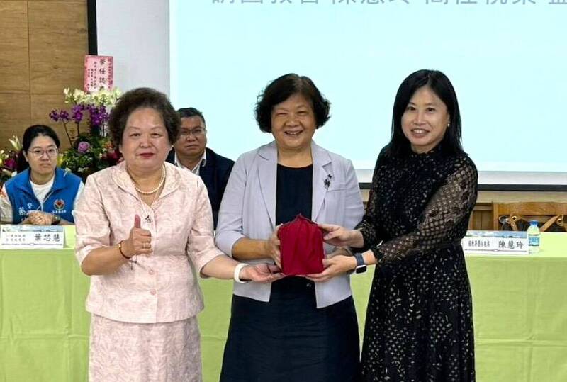 國立竹南高中新任、卸任校長交接,教育部國教署簡任視察陳慧玲(中)監交,退休卸任校長呂淑美(左)將印信交接給新任校長劉曉雯(右)。(竹南高中提供) 國立竹南高中新任、卸任校長交接,教育部國教署簡任視察陳慧玲(中)監交,退休卸任校長呂淑美(左)將印信交接給新任校長劉曉雯(右)。(竹南高中提供)