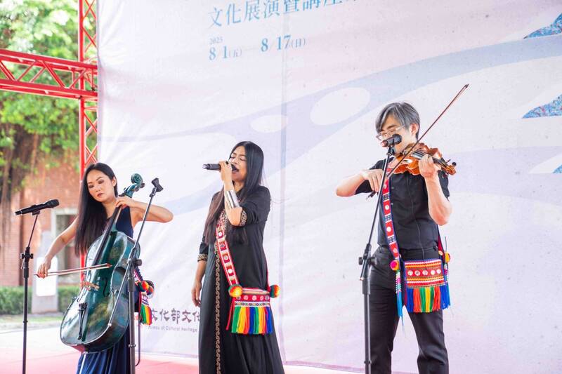 開幕式由阿美族阿洛.卡力亭.巴奇辣帶來精彩演出。(文資局提供) 開幕式由阿美族阿洛.卡力亭.巴奇辣帶來精彩演出。(文資局提供)