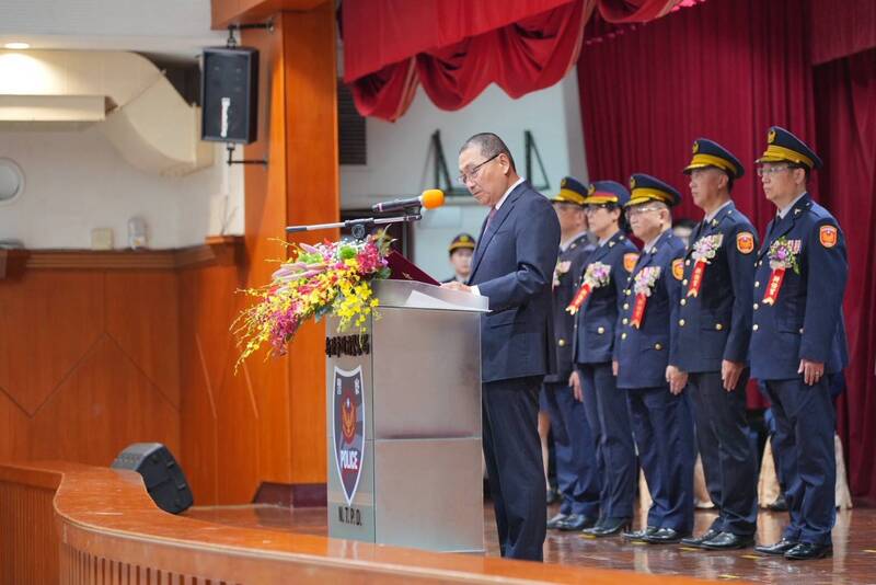 新北市長侯友宜出席警局交接典禮時表示,新北市府沒有餘裕普發現金。(記者鄭景議翻攝) 新北市長侯友宜出席警局交接典禮時表示,新北市府沒有餘裕普發現金。(記者鄭景議翻攝)