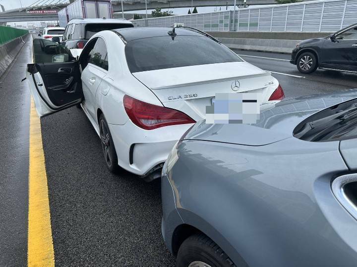 國道1號台中路段發生7車連環撞事故。(民眾提供) 國道1號台中路段發生7車連環撞事故。(民眾提供)