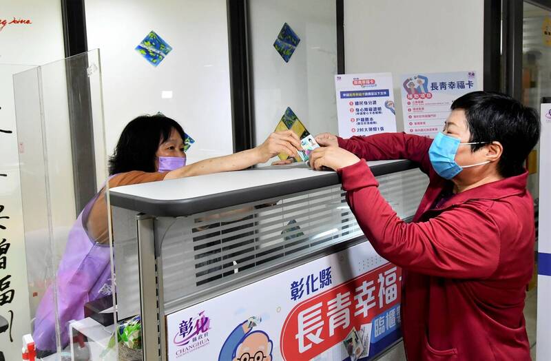 申請人完成資料核對後,現場立即領取製作完成的長青卡,整個流程不到15分鐘。(社會處提供) 申請人完成資料核對後,現場立即領取製作完成的長青卡,整個流程不到15分鐘。(社會處提供)