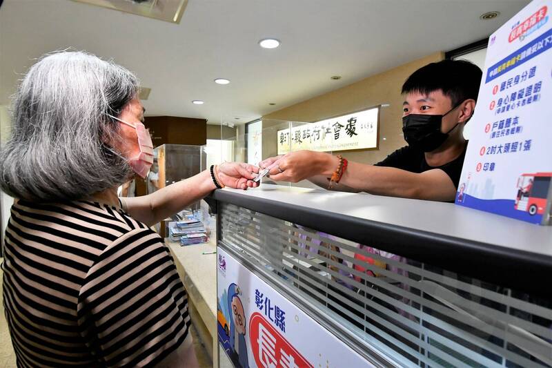民眾臨櫃現場申辦,當場就能拿到卡片,縮短過往要等很久。(社會處提供) 民眾臨櫃現場申辦,當場就能拿到卡片,縮短過往要等很久。(社會處提供)
