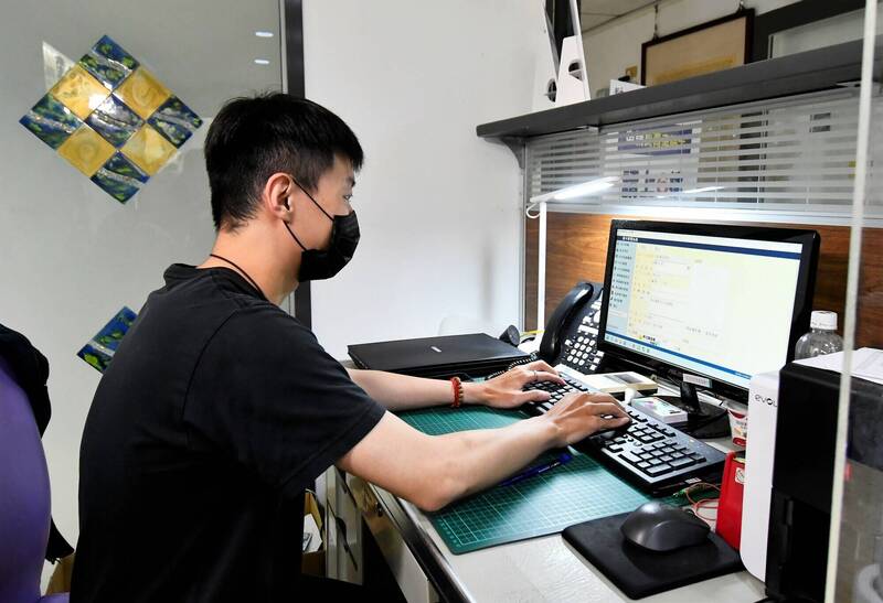 社會處人員透過系統即時輸入申辦資料,當場完成製卡程序,免去久候多日。(社會處提供) 社會處人員透過系統即時輸入申辦資料,當場完成製卡程序,免去久候多日。(社會處提供)