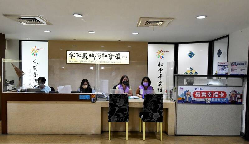 彰化縣政府社會處「長青幸福卡臨櫃製卡站」開張了,現場辦最快10分鐘拿到卡片。(社會處提供) 彰化縣政府社會處「長青幸福卡臨櫃製卡站」開張了,現場辦最快10分鐘拿到卡片。(社會處提供)