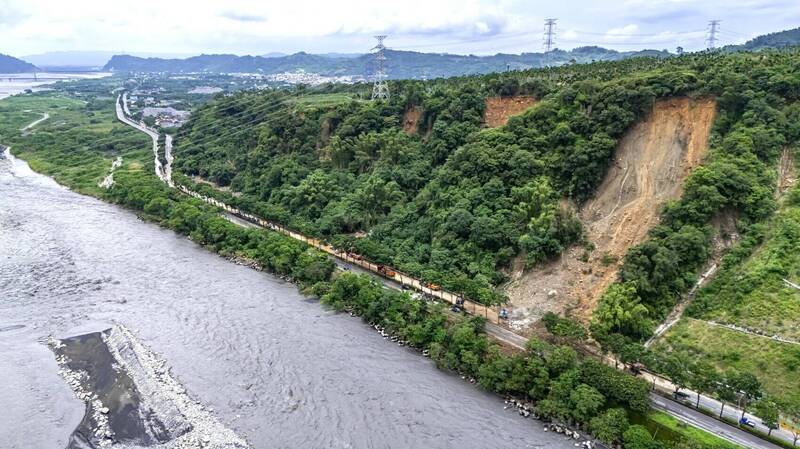 南投台16線因大雨邊坡走山,範圍波及台鐵集集支線隧道工程,所幸鐵道設施並未受損。(南投縣政府提供) 南投台16線因大雨邊坡走山,範圍波及台鐵集集支線隧道工程,所幸鐵道設施並未受損。(南投縣政府提供)