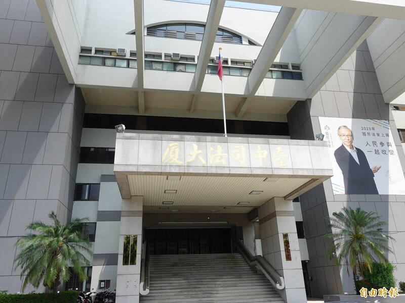 台中地院針對記者旁聽是否能「記筆記」,今天回應指出「宜予容許」,將持續對法官宣導。(記者張瑞楨攝) 台中地院針對記者旁聽是否能「記筆記」,今天回應指出「宜予容許」,將持續對法官宣導。(記者張瑞楨攝)