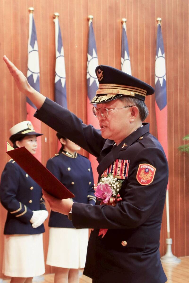 新任校長劉鴻烈完成宣誓程序後，正式接任為警專第13任校長。（記者鄭景議翻攝）