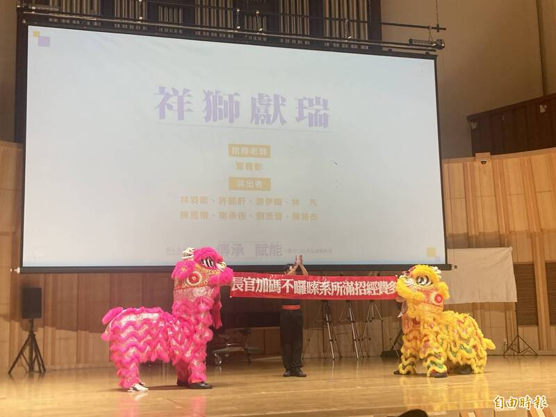 北藝大今天慶祝新校長劉錫權上任,端出一連串表演活動。(記者楊綿傑攝) 北藝大今天慶祝新校長劉錫權上任,端出一連串表演活動。(記者楊綿傑攝)