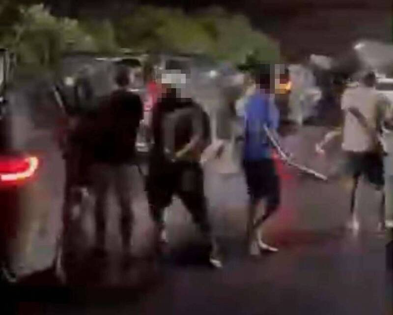 10名男子分持球棒砸車。（翻攝記者爆料網公開版）