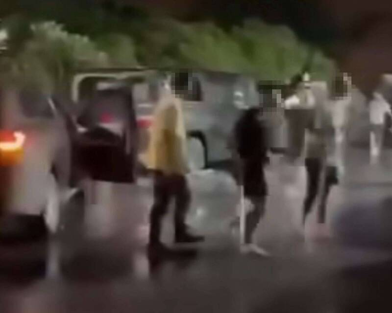 10名男子分持球棒砸車，今天被警方帶回。（翻攝記者爆料網公開版）