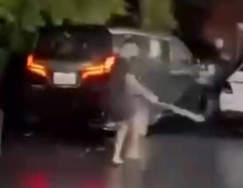 10名男子分持球棒砸車，旋即一哄而散。（翻攝記者爆料網公開版）