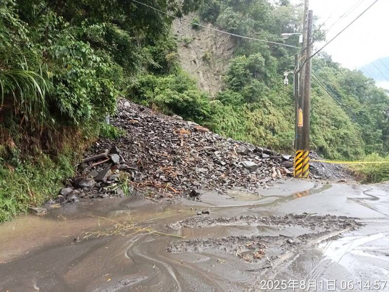 高雄市桃源區台20線104K+500梅山口路段由於土石漫流淹沒道路，8月1日上午10時起封閉道路。（公路局南區養護工程分局提供）