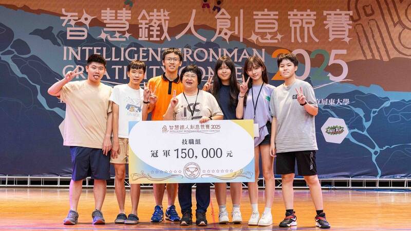 第22屆智慧鐵人創意競賽決賽暨國際賽,由大安高工、建國中學、丹鳳高中組成的「calculus」隊,摘下技職組冠軍及獎金15萬元。(教育部提供) 第22屆智慧鐵人創意競賽決賽暨國際賽,由大安高工、建國中學、丹鳳高中組成的「calculus」隊,摘下技職組冠軍及獎金15萬元。(教育部提供)