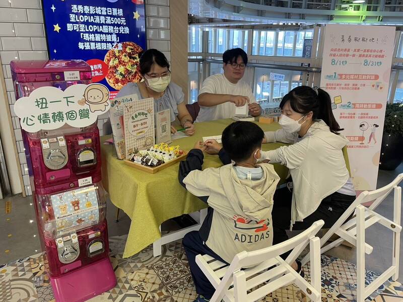 8月份在高雄夢時代9樓設有「青春聊聊吧」心理快閃站，提供青少年情緒引導與資源建議。（高雄市衛生局提供）