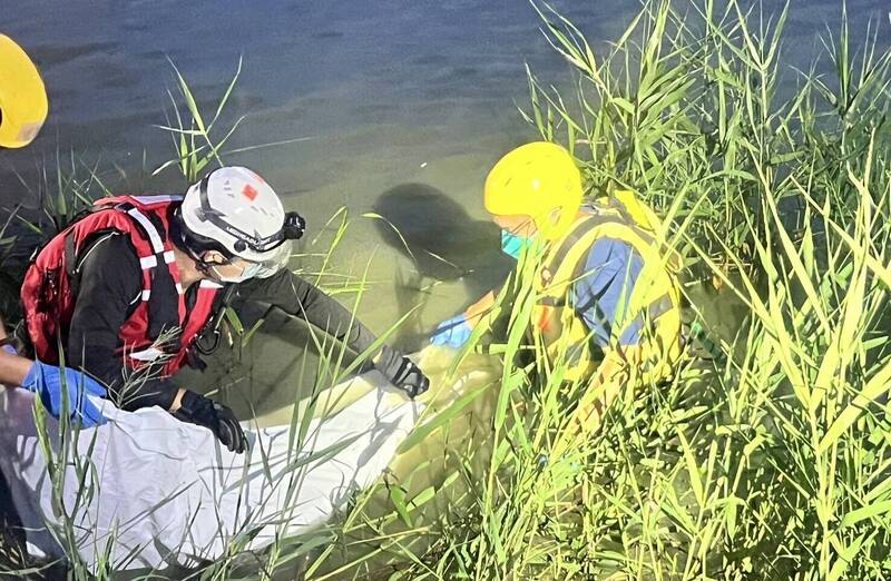 台南麻豆北勢寮一處魚塭今晚發現女浮屍，消防隊員將她打撈上岸。（民眾提供）