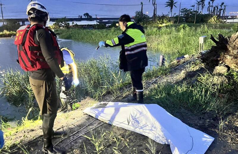 麻豆北勢寮魚塭發現的女浮屍，經查竟是附近康復機構走失的住民，麻豆警分局報請檢方相驗查明死因。（民眾提供）