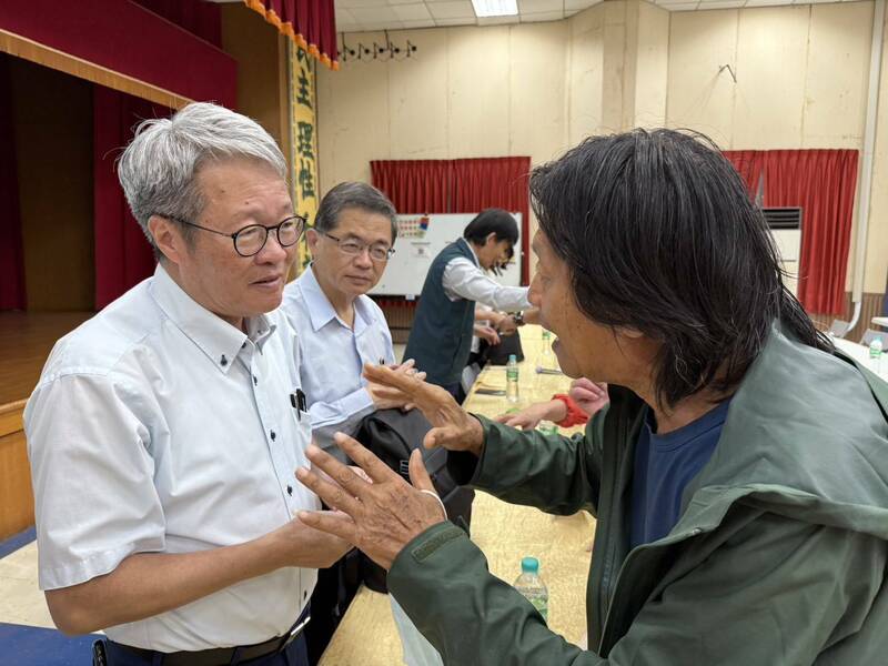 陳金德傾聽災民心聲。（行政院提供）