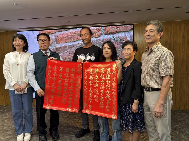 台南市長黃偉哲(左2)表揚獲得金曲獎3項大獎的台語歌手李竺芯(右3)和爸媽,以及專輯製作人鍾興民(右4)。(台南市府提供) 台南市長黃偉哲(左2)表揚獲得金曲獎3項大獎的台語歌手李竺芯(右3)和爸媽,以及專輯製作人鍾興民(右4)。(台南市府提供)