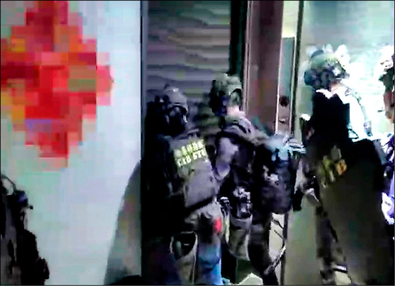警方搜索陳姓帳房等詐欺洗錢集團嫌犯住處場景。(警方提供) 警方搜索陳姓帳房等詐欺洗錢集團嫌犯住處場景。(警方提供)