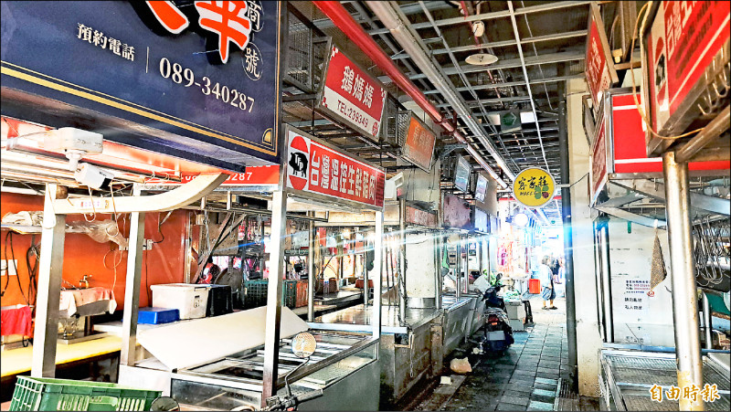 台東因豬價飆漲且缺貨，生意難做，中央市場不少肉販休攤。（記者黃明堂攝）