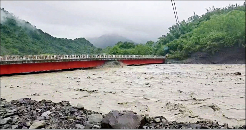 高雄山區持續豪雨狂炸,滾滾濁流河水暴漲。(高雄市府提供) 高雄山區持續豪雨狂炸,滾滾濁流河水暴漲。(高雄市府提供)