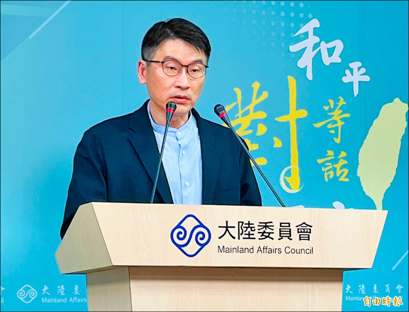 陸委會發言人梁文傑昨在例行記者會表示，「專案清查」軍公教人員不得領用中國身分證件，已經清查完畢，應該「具結」人數六十二萬七千多人，有六十二萬六千多人完成具結，完成比例高達九十九．七九％。（記者陳鈺馥攝）