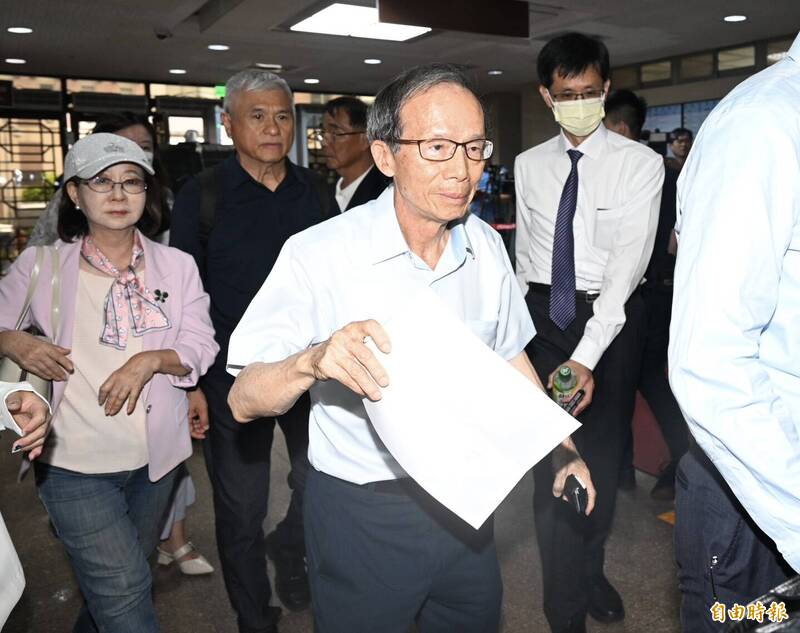 國民黨發動罷免民進黨台北市立委吳思瑤、吳沛憶涉「幽靈連署」,台北地院1日首度開庭,合議庭裁定國民黨台北市黨部時任主委黃呂錦茹以1000萬元具保停押,黃呂錦茹的先生黃秀莊下午至北院辦理交保作業。(記者羅沛德攝) 國民黨發動罷免民進黨台北市立委吳思瑤、吳沛憶涉「幽靈連署」,台北地院1日首度開庭,合議庭裁定國民黨台北市黨部時任主委黃呂錦茹以1000萬元具保停押,黃呂錦茹的先生黃秀莊下午至北院辦理交保作業。(記者羅沛德攝)